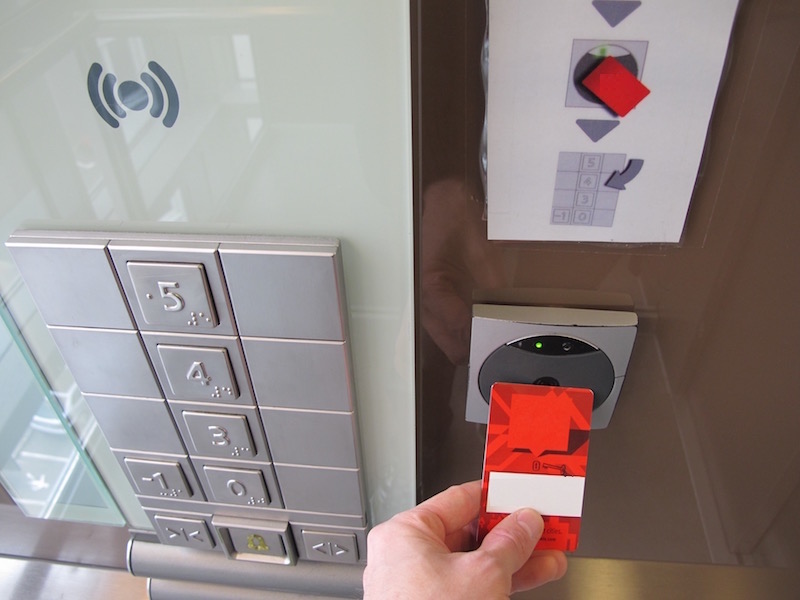 Aufzug in einem Hotel mit Aufzugszugangskontrollsystem Aufzug in einem Hotel mit Aufzugszugangskontrollsystem