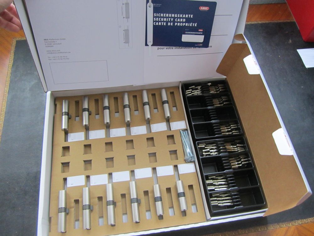 Komplette Schließanlage mit Schließzylindern, Schlüsseln und Sicherungskarte in einem Karton