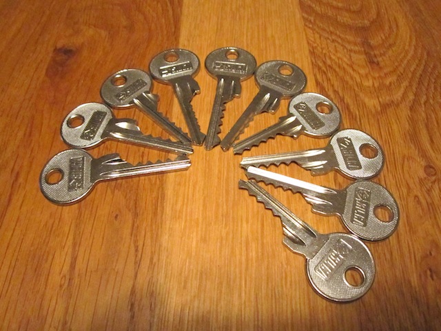 Viele schlüssel liegen auf einem Tisch